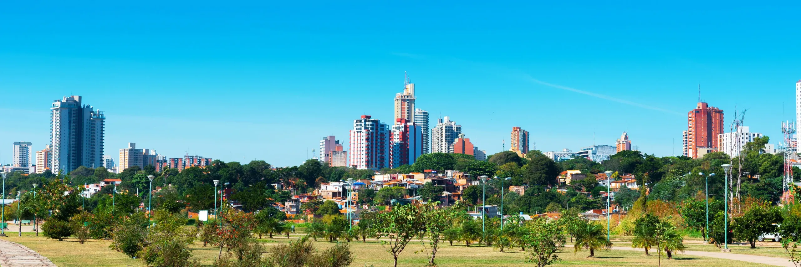 Skyline de Assunção, capital do Paraguai, com torres modernas ao entardecer